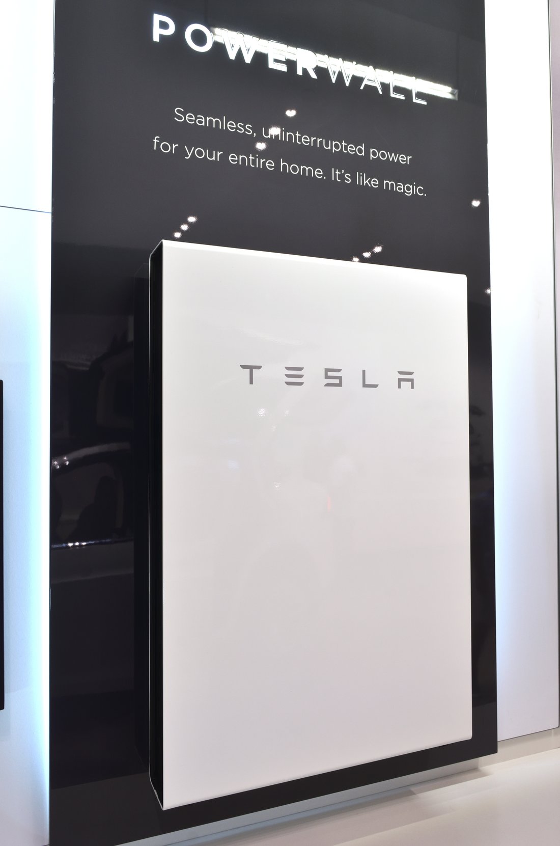 テスラ Powerwall 2 の外観（家庭用蓄電池）